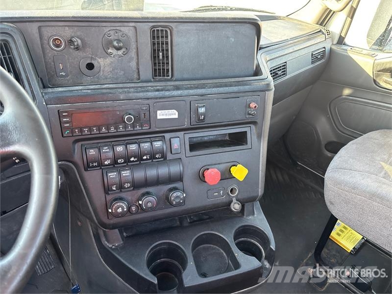 International LT625 6x4 T/A Day Cab Truck Tractor Trekkvogner