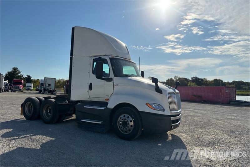 International LT625 6x4 T/A Day Cab Truck Tractor Trekkvogner