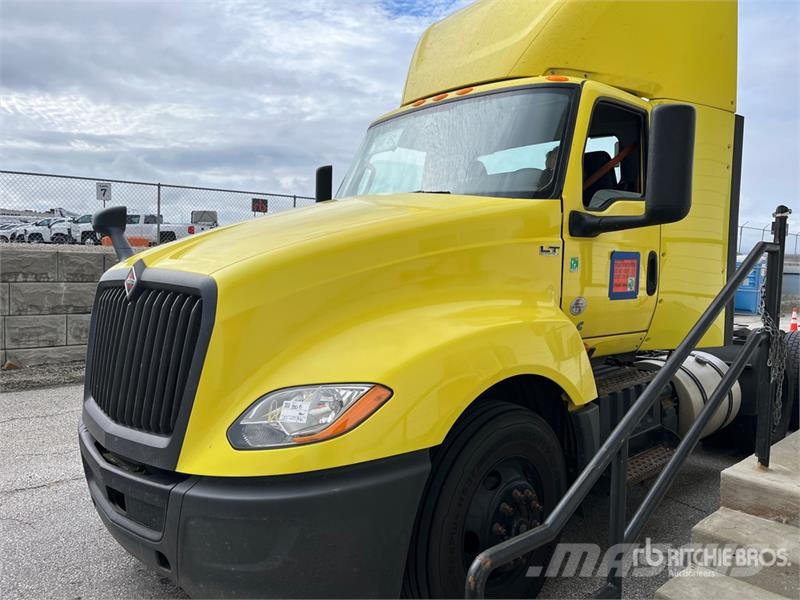 International LT625 6x4 T/A Day Cab Truck Tractor Trekkvogner