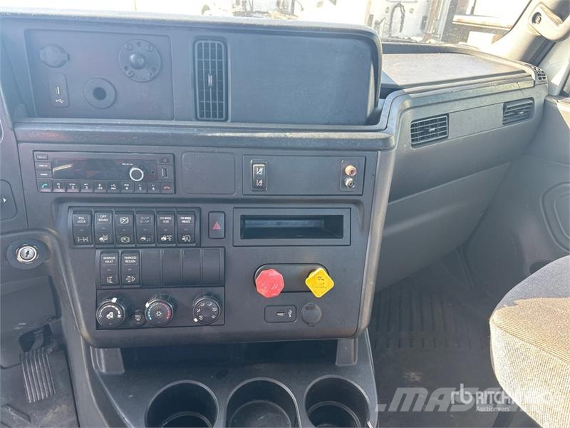 International LT625 6x4 T/A Day Cab Truck Tractor Traktorske jedinice