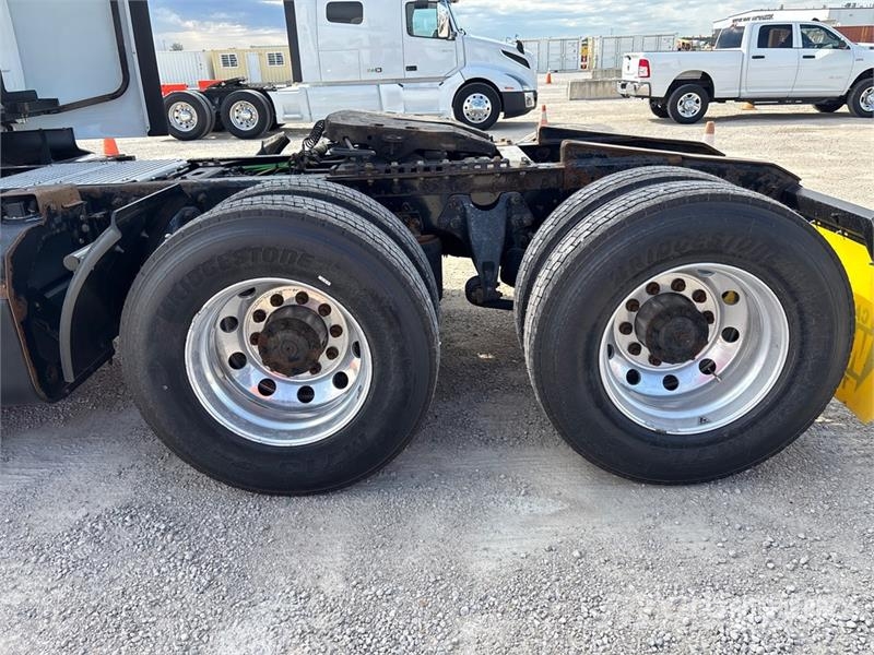 International LT625 6x4 T/A Day Cab Truck Tractor Camiones tractor