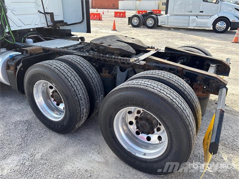 International LT625 6x4 T/A Day Cab Truck Tractor Camiones tractor