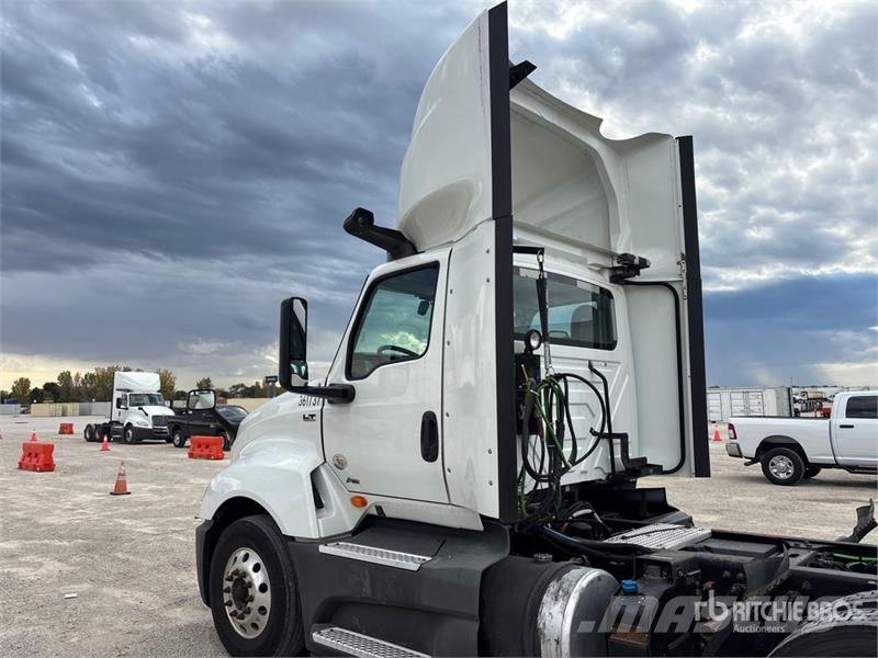 International LT625 6x4 T/A Day Cab Truck Tractor Sadulveokid