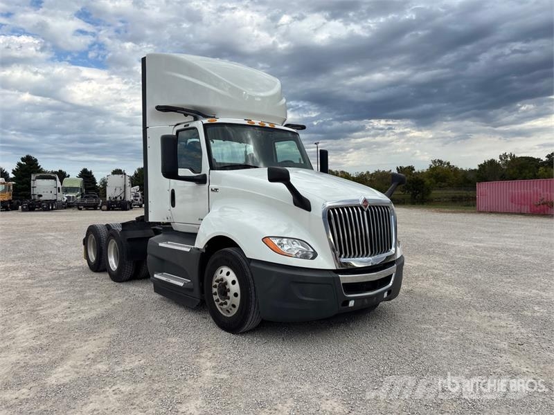 International LT625 6x4 T/A Day Cab Truck Tractor Tracteur routier