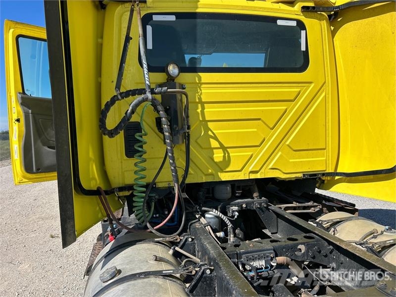 International LT625 6x4 T/A Day Cab Truck Tractor 牵引车