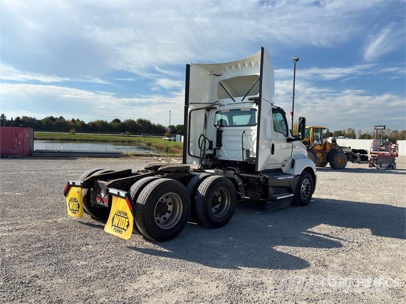 International LT625 6x4 T/A Day Cab Truck Tractor Tracteur routier