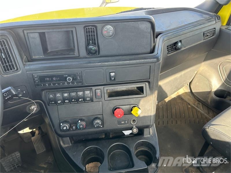 International LT625 6x4 T/A Day Cab Truck Tractor 牵引车