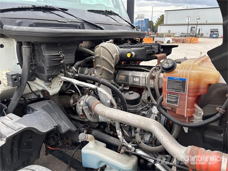 International LT625 6x4 T/A Day Cab Truck Tractor Vlačilci