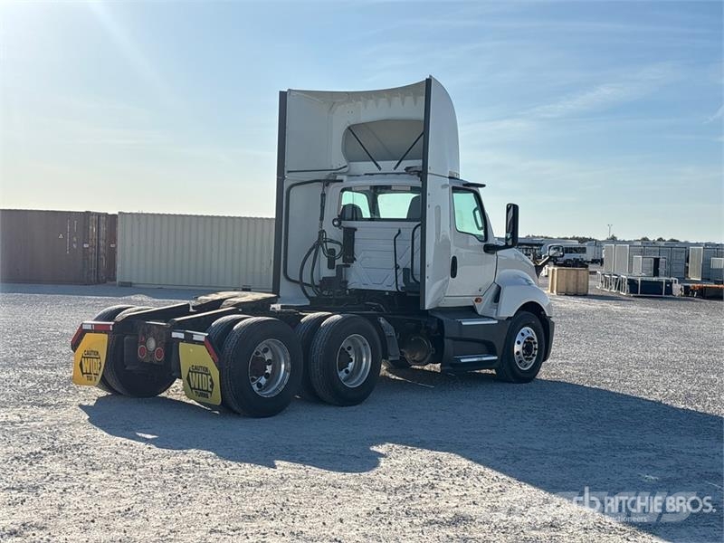 International LT625 6x4 T/A Day Cab Truck Tractor Vlačilci