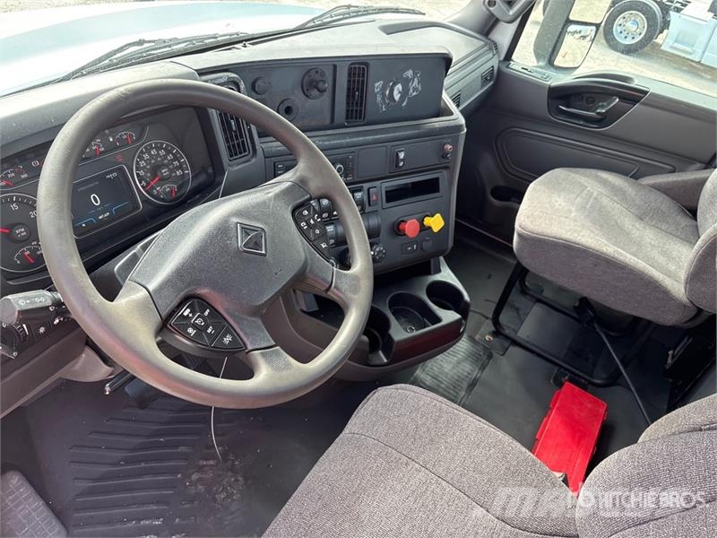 International LT625 6x4 T/A Day Cab Truck Tractor Camiones tractor