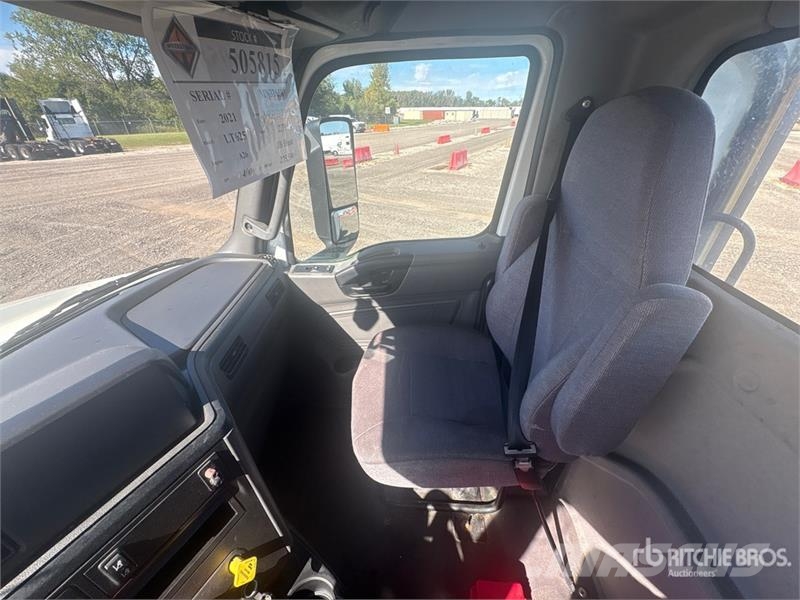 International LT625 6x4 T/A Day Cab Truck Tractor Vilcēji