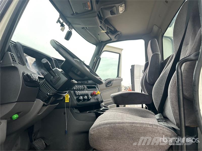International LT625 6x4 T/A Day Cab Truck Tractor Traktorske jedinice