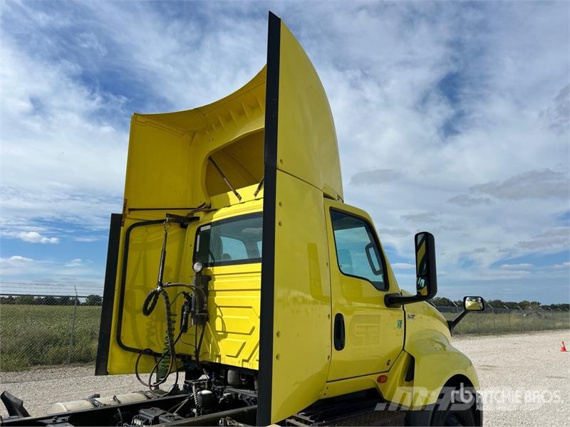 International LT625 6x4 T/A Day Cab Truck Tractor 牵引车