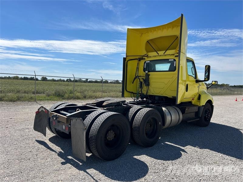International LT625 6x4 T/A Day Cab Truck Tractor 牵引车