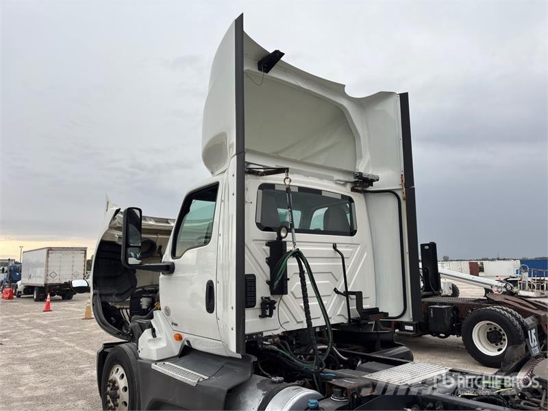 International LT625 6x4 T/A Day Cab Truck Tractor Vlačilci