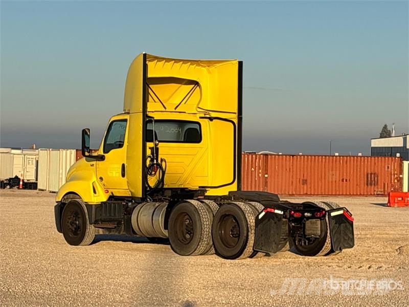 International LT625 6x4 T/A Day Cab Truck Tractor Tegljači