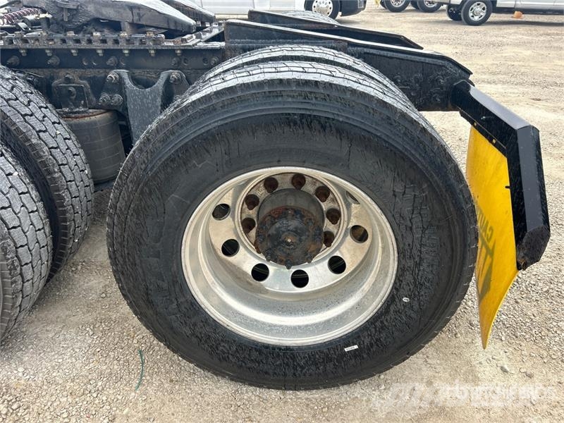 International LT625 6x4 T/A Day Cab Truck Tractor Traktorske jedinice