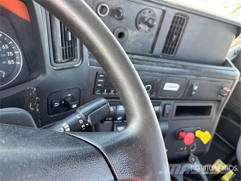 International LT625 6x4 T/A Day Cab Truck Tractor Trekkvogner