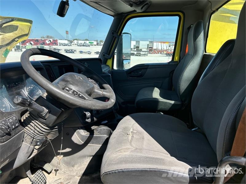 International LT625 6x4 T/A Day Cab Truck Tractor 牵引车