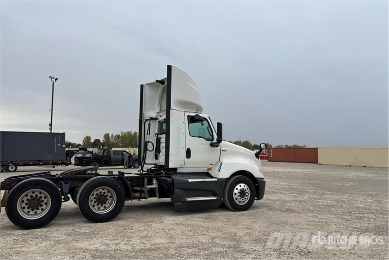 International LT625 6x4 T/A Day Cab Truck Tractor Vlačilci