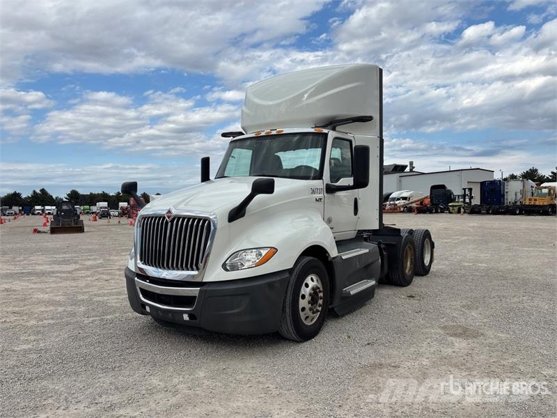International LT625 6x4 T/A Day Cab Truck Tractor Tracteur routier