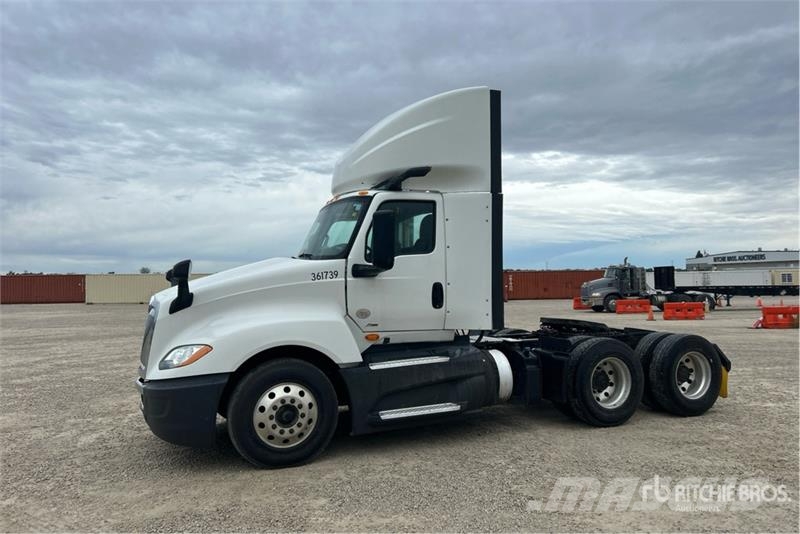 International LT625 6x4 T/A Day Cab Truck Tractor Nyergesvontatók