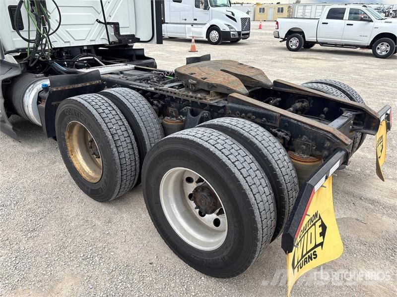 International LT625 6x4 T/A Day Cab Truck Tractor Sadulveokid