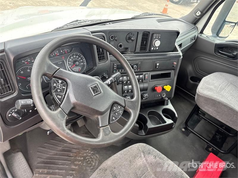 International LT625 6x4 T/A Day Cab Truck Tractor Sadulveokid