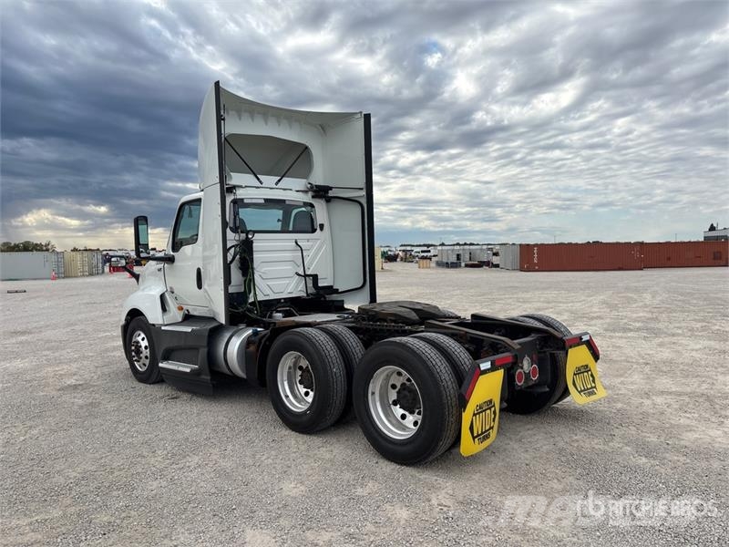 International LT625 6x4 T/A Day Cab Truck Tractor Vlačilci
