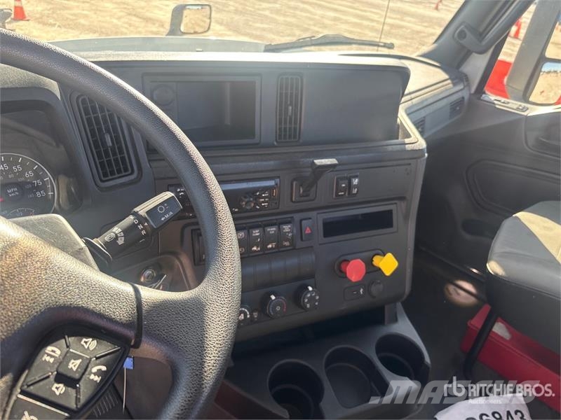 International LT625 6x4 T/A Day Cab Truck Tractor Vlačilci