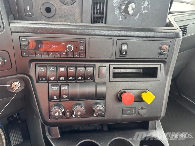International LT625 6x4 T/A Day Cab Truck Tractor Camiones tractor