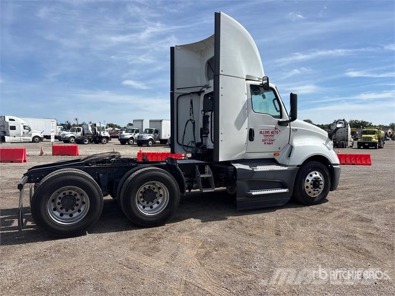 International LT625 6x4 T/A Day Cab Truck Tractor Nyergesvontatók