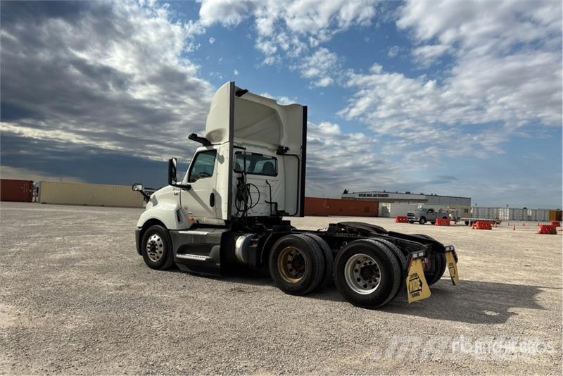 International LT625 6x4 T/A Day Cab Truck Tractor Sadulveokid