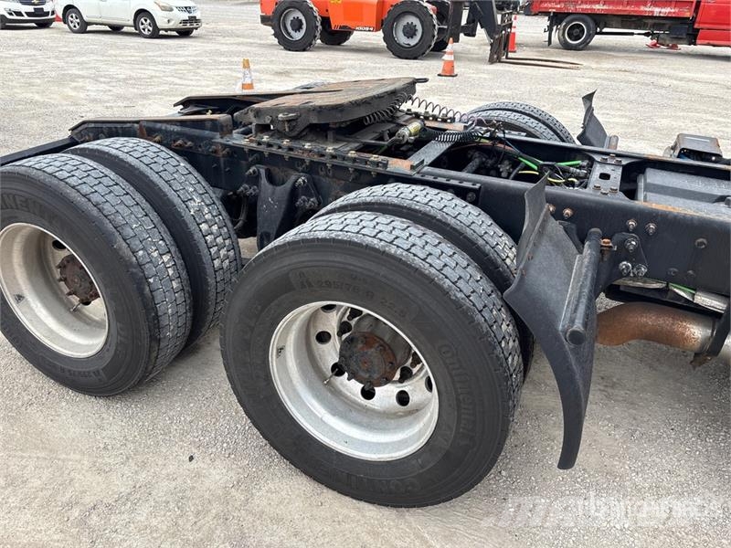 International LT625 6x4 T/A Day Cab Truck Tractor Sadulveokid