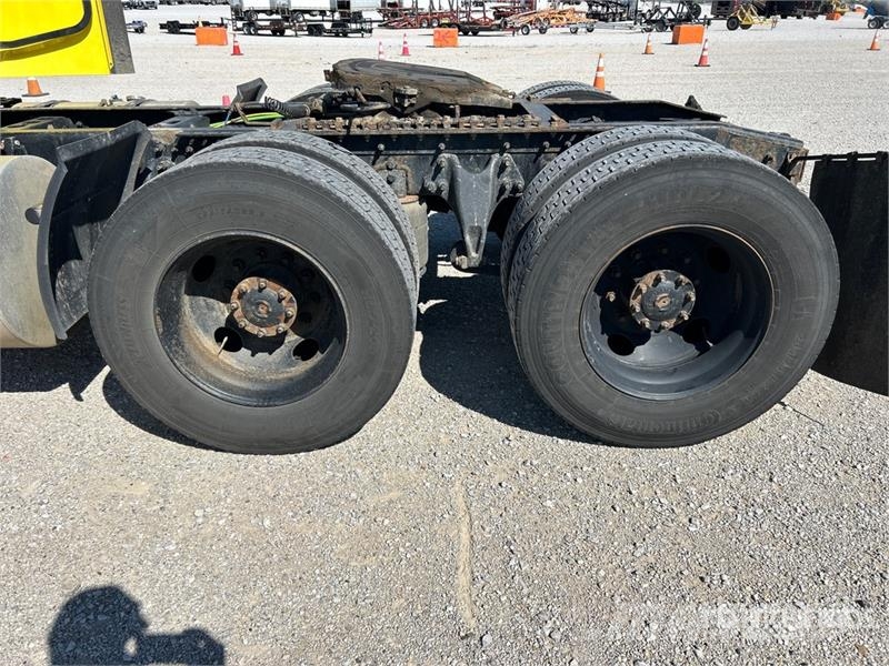 International LT625 6x4 T/A Day Cab Truck Tractor 牵引车