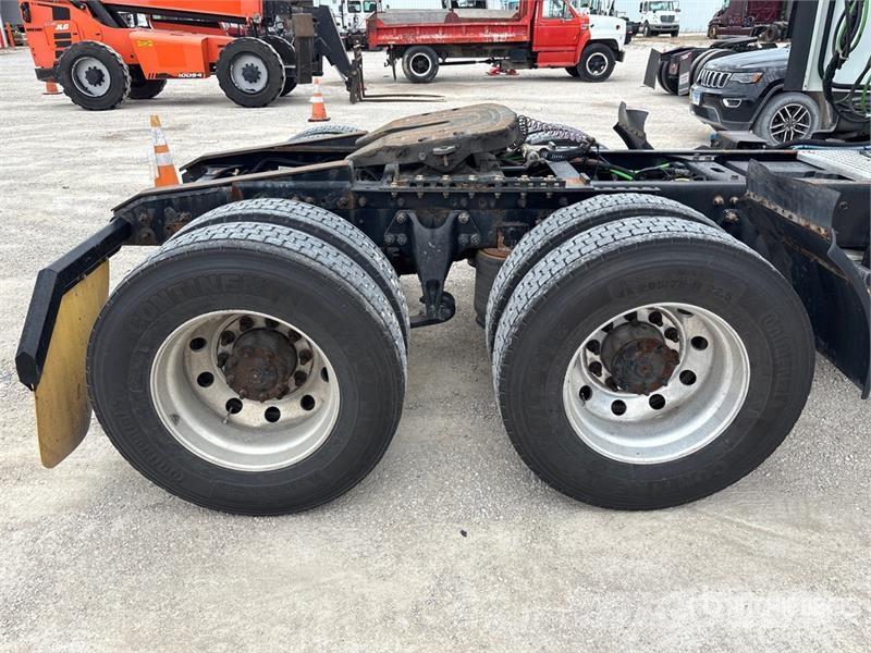 International LT625 6x4 T/A Day Cab Truck Tractor Sadulveokid