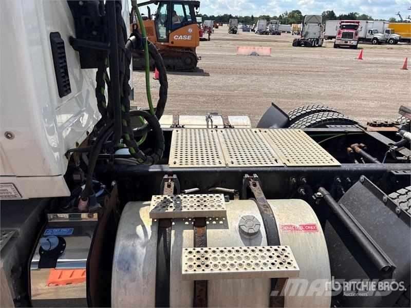 International LT625 6x4 T/A Day Cab Truck Tractor Traktorske jedinice