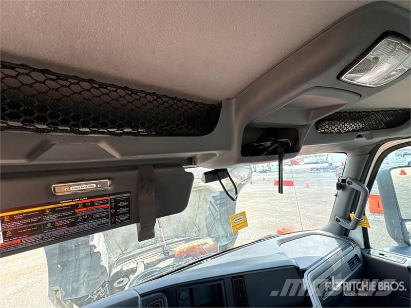 International LT625 6x4 T/A Day Cab Truck Tractor Traktorske jedinice