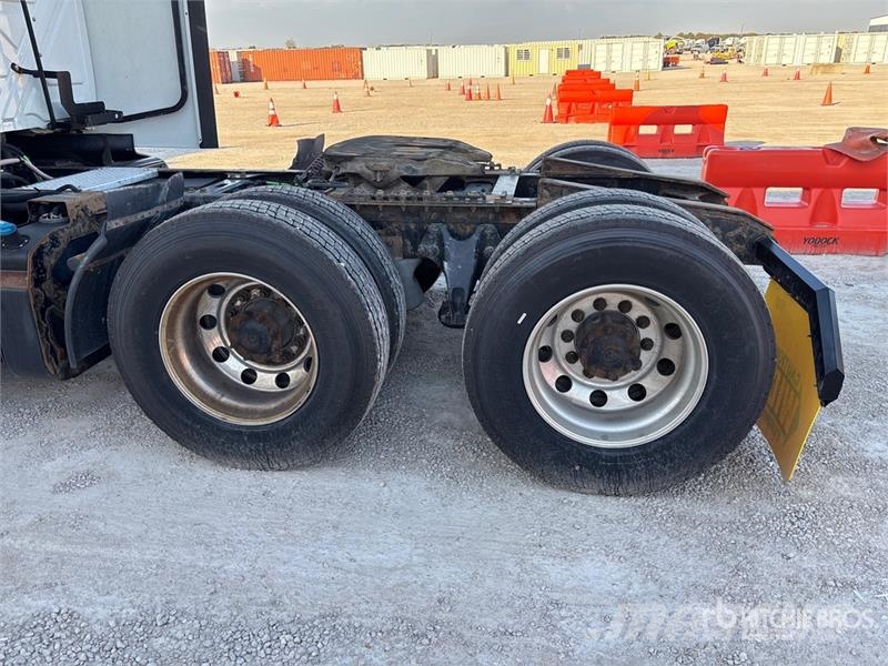 International LT625 6x4 T/A Day Cab Truck Tractor Trekkvogner