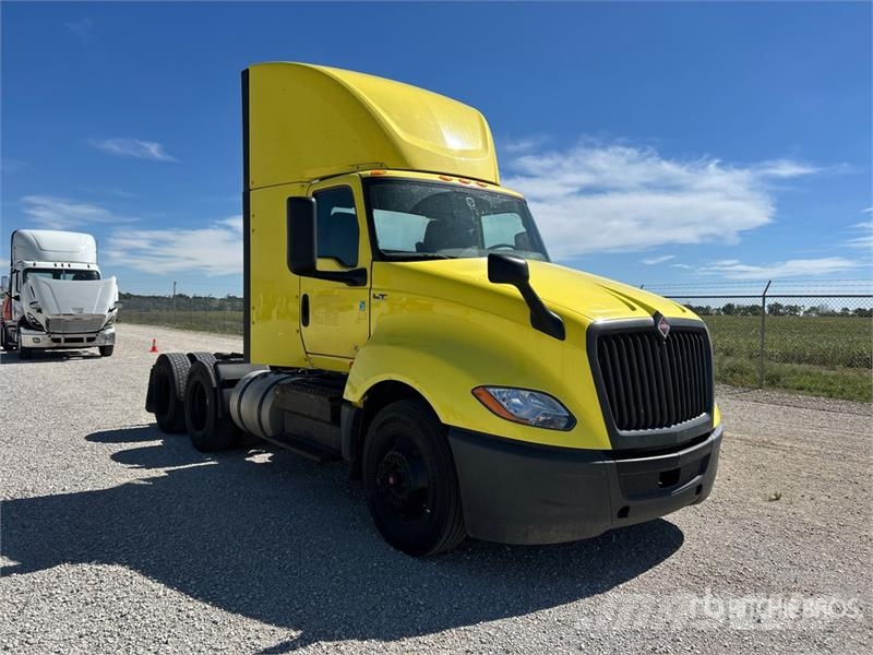 International LT625 6x4 T/A Day Cab Truck Tractor 牵引车