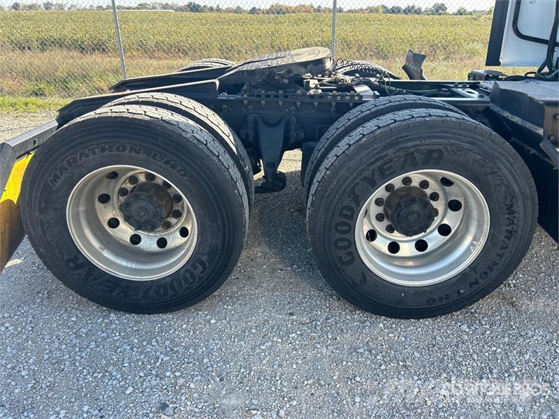 International LT625 6x4 T/A Day Cab Truck Tractor Traktorske jedinice