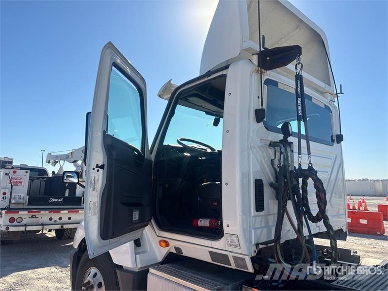 International LT625 6x4 T/A Day Cab Truck Tractor Vlačilci