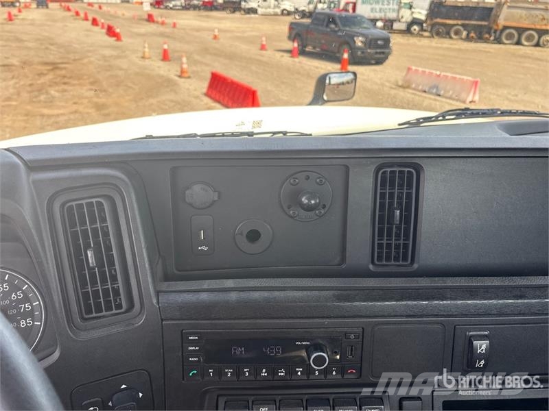 International LT625 6x4 T/A Day Cab Truck Tractor Nyergesvontatók