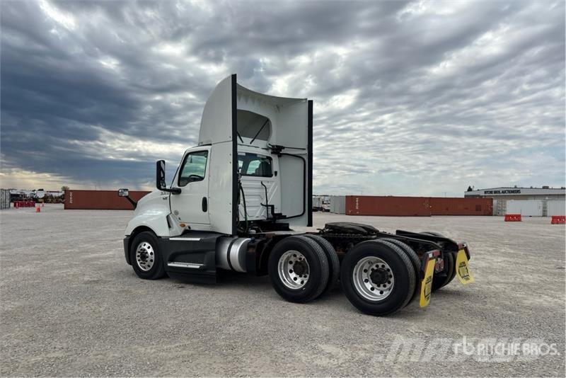 International LT625 6x4 T/A Day Cab Truck Tractor Camiones tractor