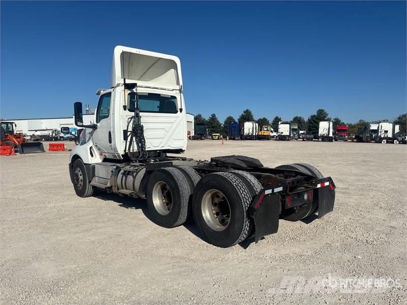 International LT625 6x4 T/A Day Cab Truck Tractor Vlačilci