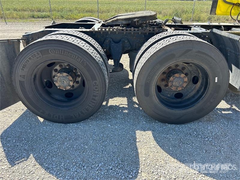 International LT625 6x4 T/A Day Cab Truck Tractor 牵引车