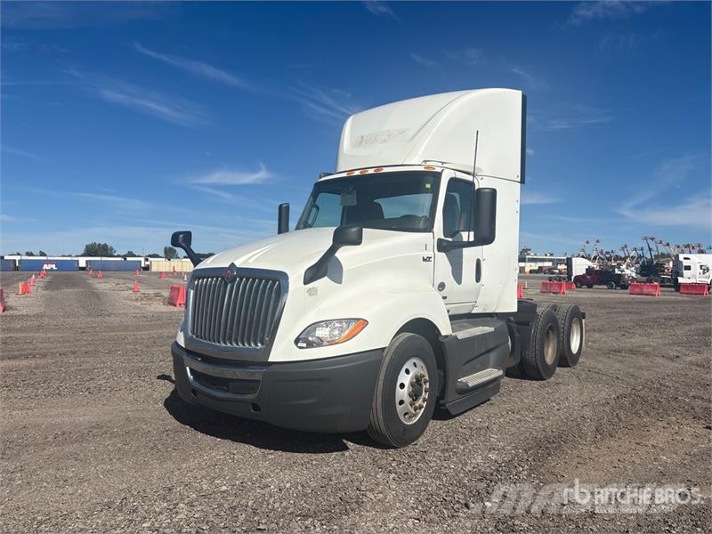 International LT625 6x4 T/A Day Cab Truck Tractor Vilcēji