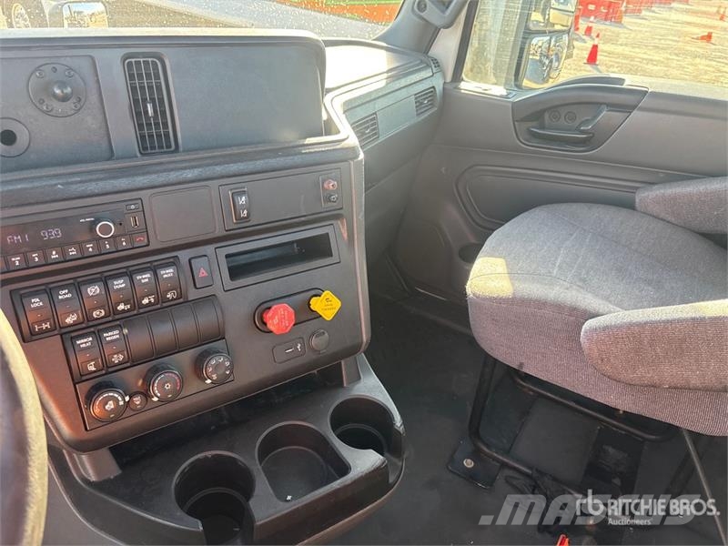 International LT625 6x4 T/A Day Cab Truck Tractor Vlačilci