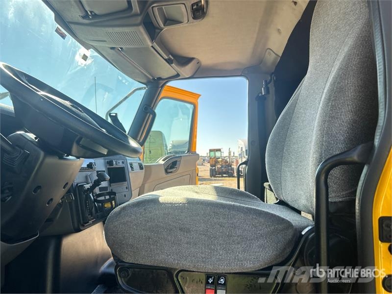 International MV607 4x2 Van Truck Bakwagens met gesloten opbouw