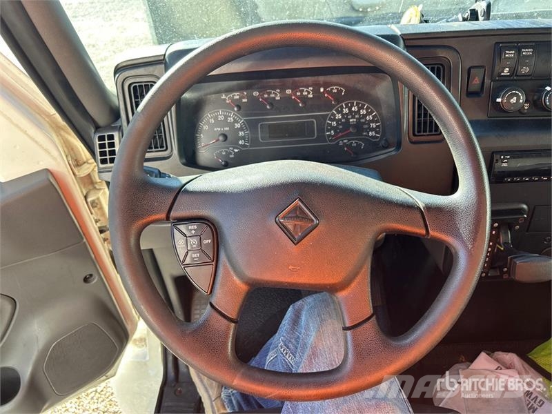 International MV607 4x2 Van Truck Fast kasse